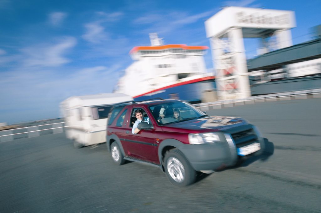 Caravana embarcando en un ferri de P&O Ferries