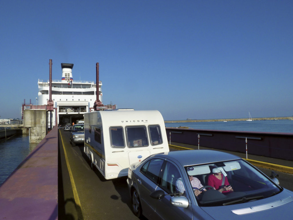 Caravana desembarcando de un ferri de Brittany Ferries