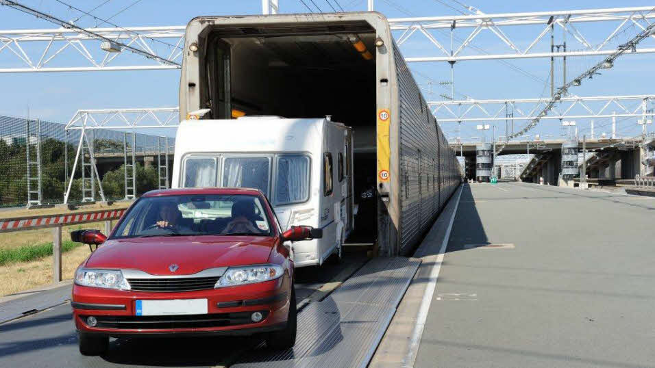 Salida de un vagón del Eurotunnel Le Shuttle (foto: caravanclub.co.uk)