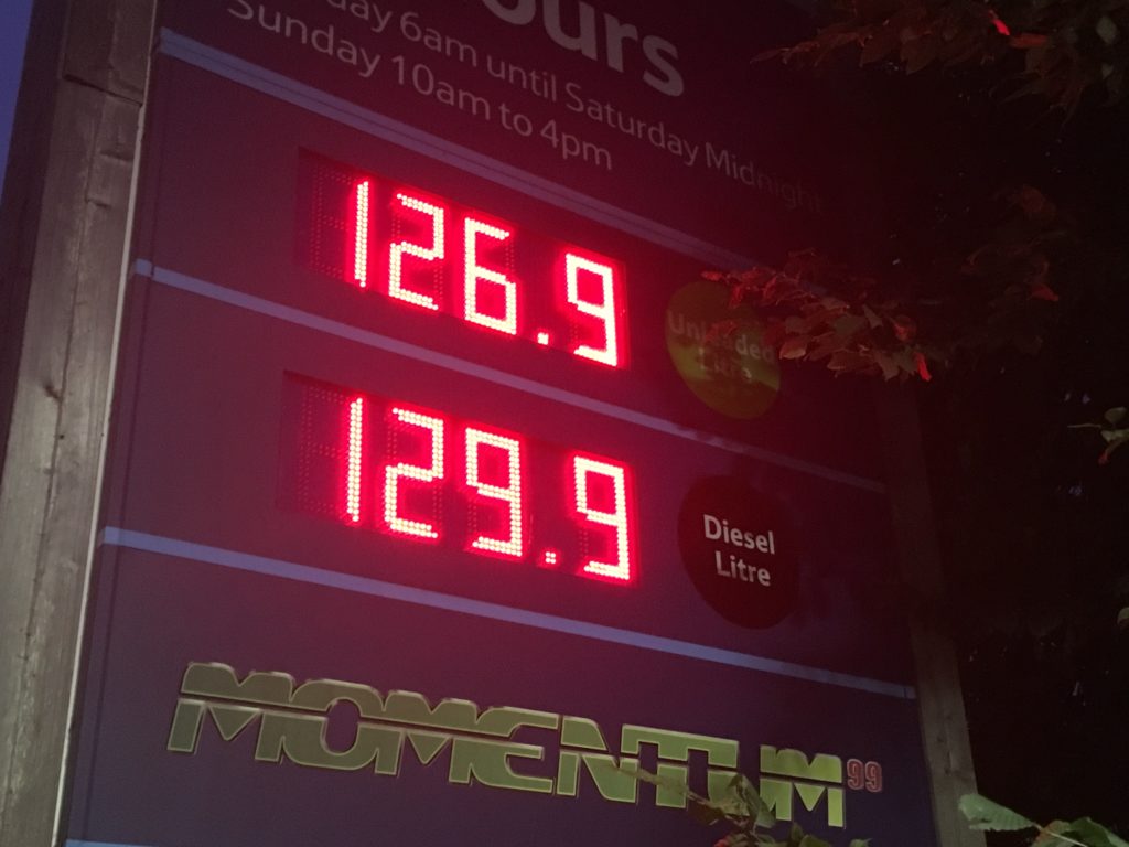 Gasolinera en Inglaterra, el Diesel es más caro que la gasolina